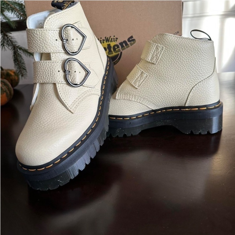 DR. MARTENS DEVON HEART LEATHER PLATFORM BOOTS Size Women’s 7 NWOB